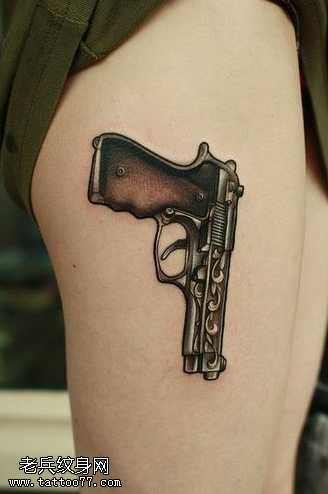 腿部格南手枪纹身图案