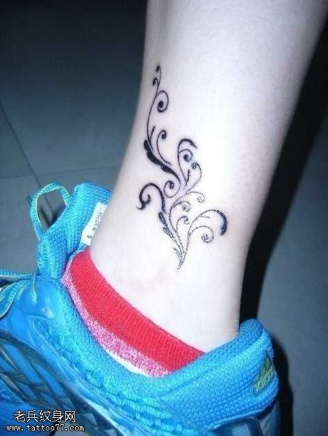 腿部很个性花藤纹身图案