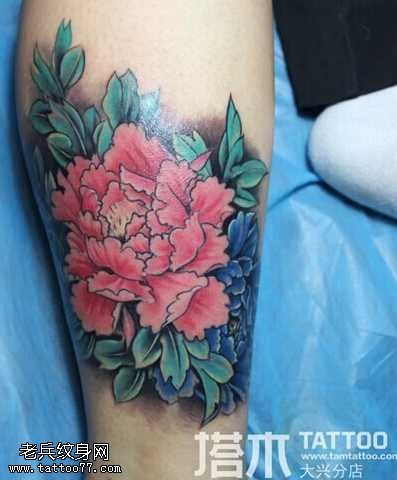 腿部牡丹花纹身图案