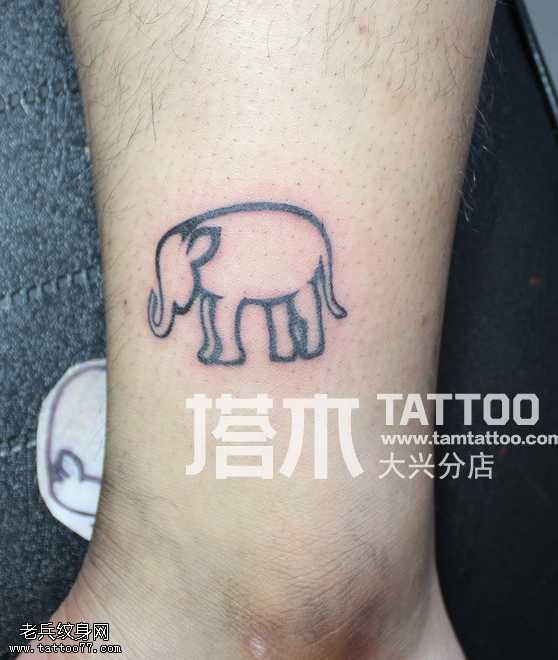 腿部小象纹身图案