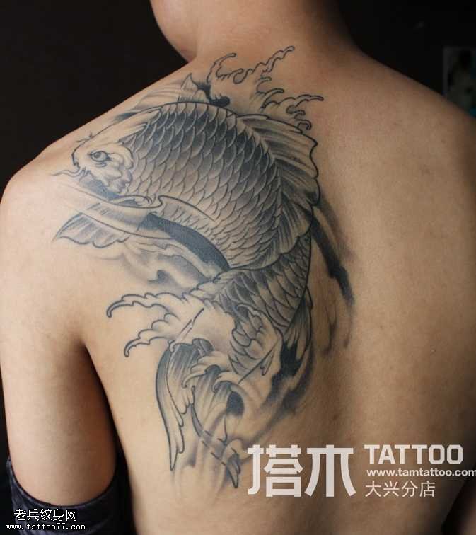 背部黑灰鲤鱼纹身图案