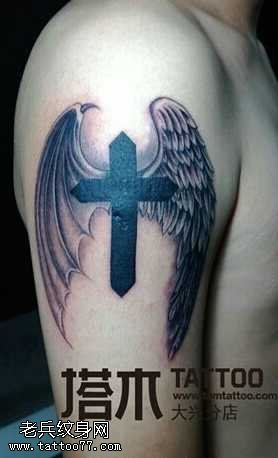 魔鬼天使翅膀十字架纹身图案