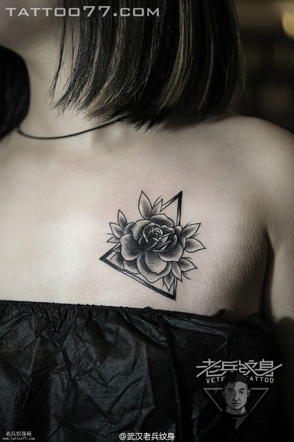 妹子胸部三角玫瑰花纹身图案作品遮盖旧纹身