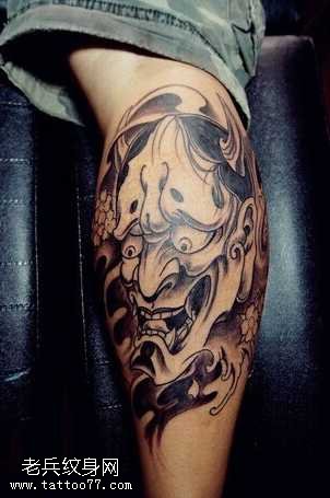 腿部外露黑般若纹身图案