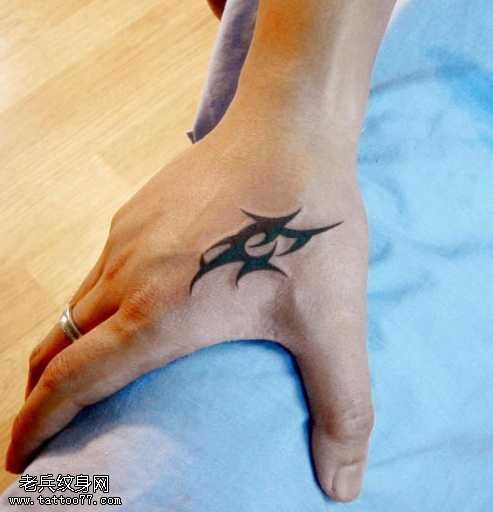 手部虎口小小图腾纹身图案