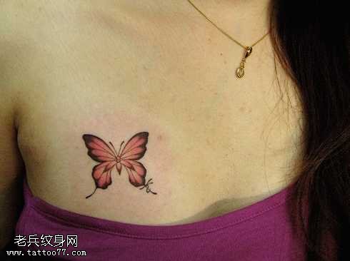 胸部粉蝴蝶纹身图案