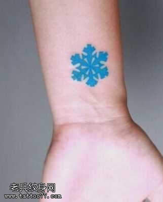 手臂蓝雪花图腾纹身图案