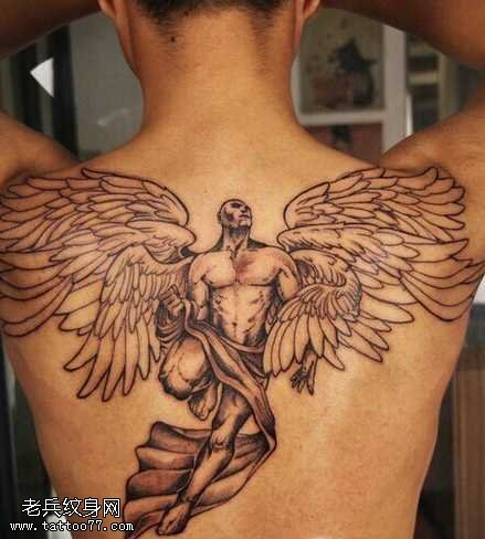 背部大气的天使纹身图案