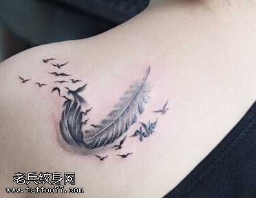 肩部优雅羽化燕纹身图案