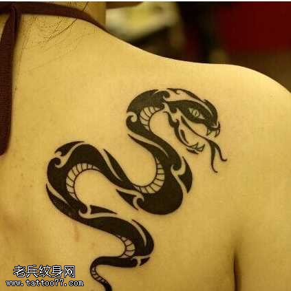 肩部蛇图腾纹身图案