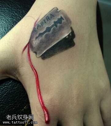 黑灰燕子纹身图案