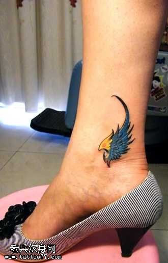 脚部蓝翅膀纹身图案