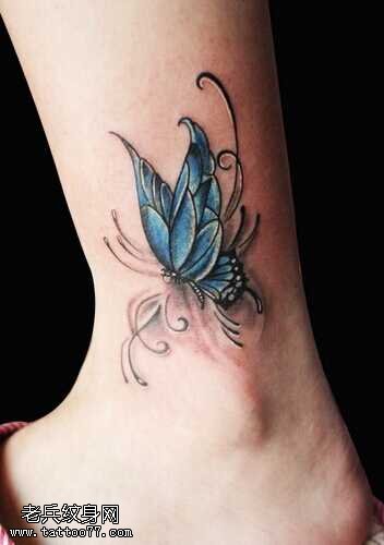 腿部蓝蝴蝶纹身图案