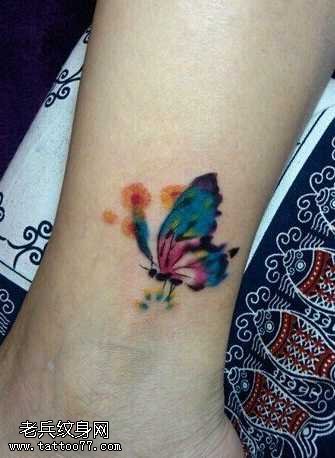 腿部彩蝴蝶纹身图案