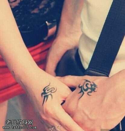 手臂虎口情侣图腾纹身图案