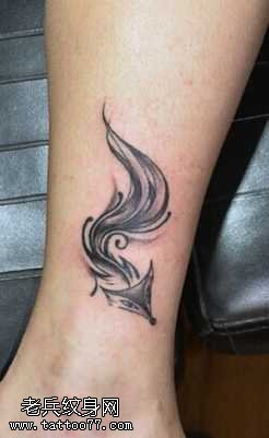 腿部黑蝴蝶纹身图案