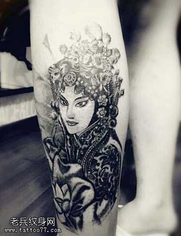 腿部黑花旦纹身图案