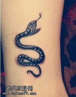 腿部黑蛇纹身图案