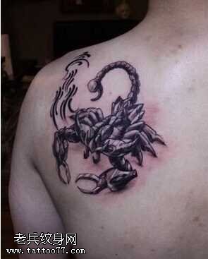 胸部黑霸蝎子纹身图案