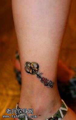 腿部个性漂亮钥匙纹身图案