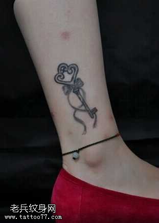 腿部个性钥匙纹身图案