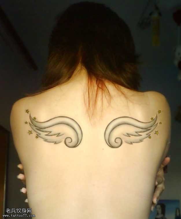 背部优雅翅膀纹身图案