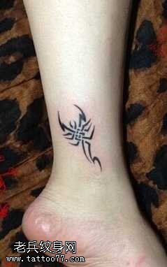 腿部蝎子图腾个性纹身图案