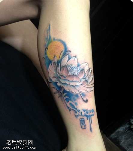 女生腿部荷花纹身图案