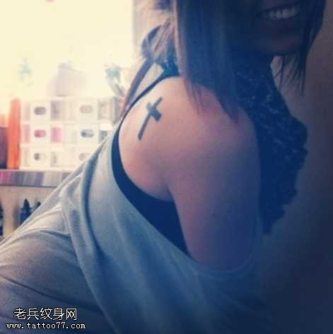 背部唯美十字图腾纹身图案