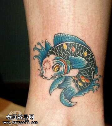 腿部小巧漂亮鲤鱼纹身图案