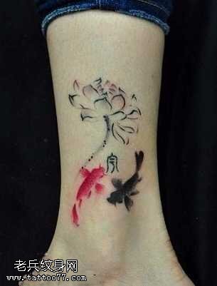 腿部水墨双鲤鱼纹身图案