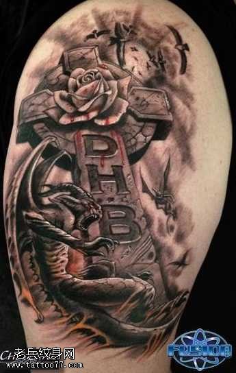 漂亮的十字架玫瑰纹身图案