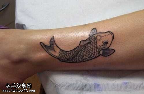 手臂线条鲤鱼纹身图案