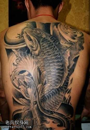 背部黑鲤鱼纹身图案