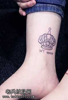 腿部小清新皇冠纹身图案