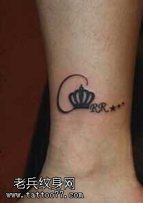 腿部小黑皇冠纹身图案