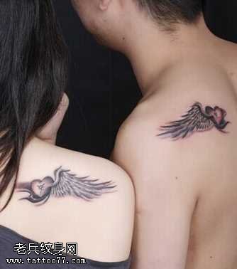 背部翅膀爱心纹身图案