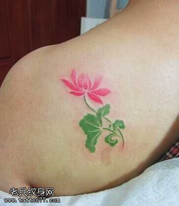 背部粉莲花纹身图案