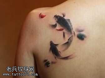 背部双鲤鱼纹身图案