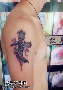 胳膊时尚个性的十字架纹身图案