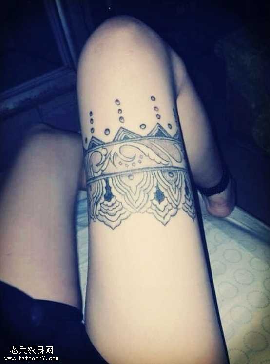 腿部冠王纹身图案