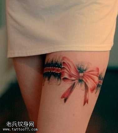 腿部蝴蝶结纹身图案