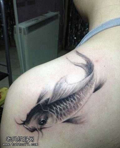 肩部鲤鱼纹身图案