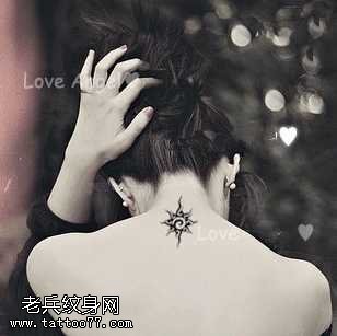 背部花朵纹身图案
