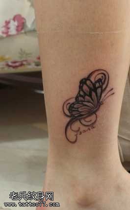 腿部小巧蝴蝶纹身图案