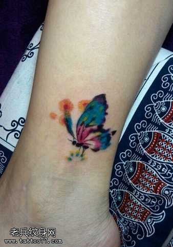 腿部彩蝴蝶纹身图案