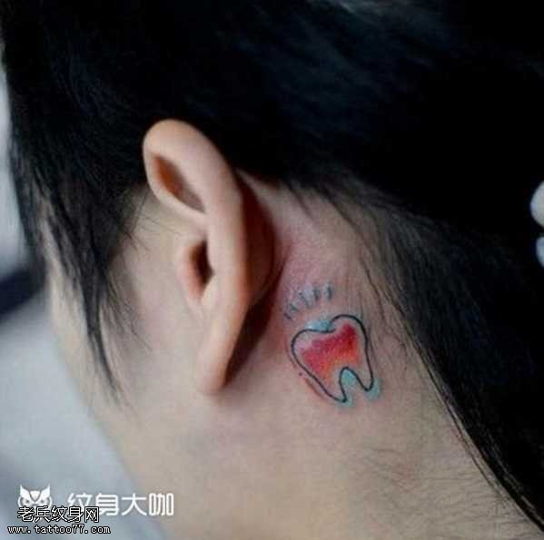 耳部红牙纹身图案