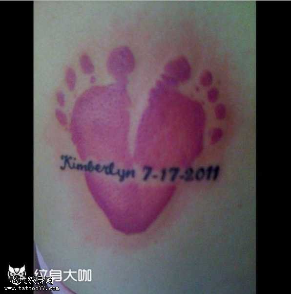 腰部粉脚印纹身图案