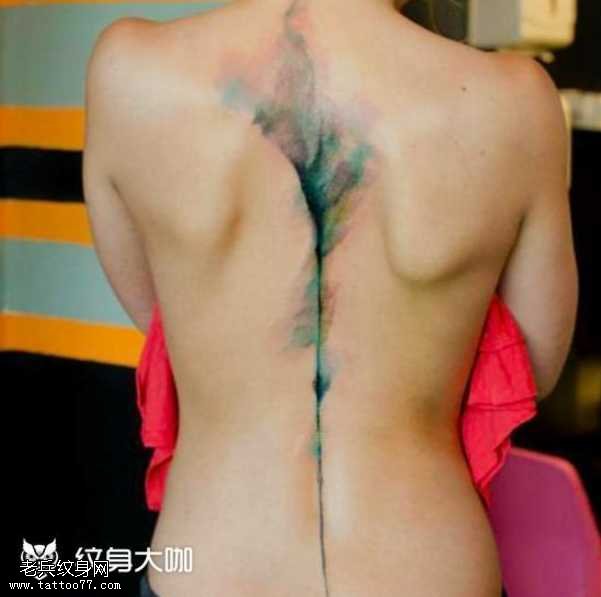 背部烟水纹身图案