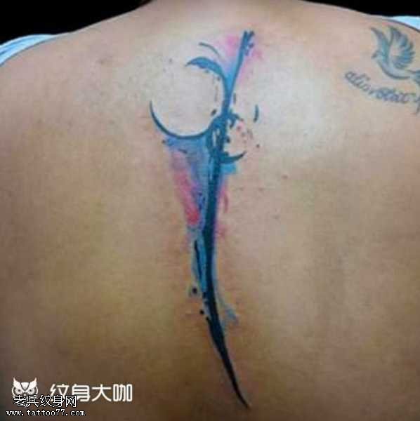 背部蓝水纹身图案